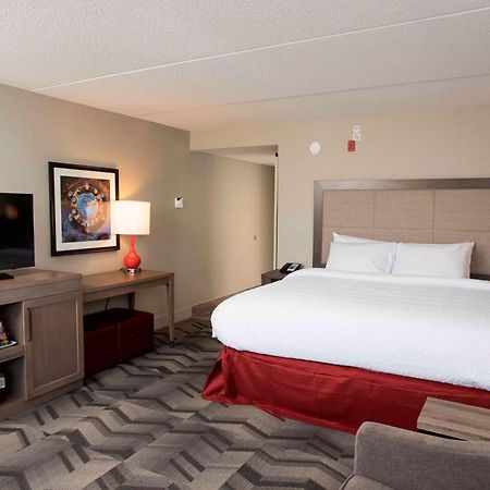 Hampton Inn & Suites By Hilton Тъндърбей Екстериор снимка