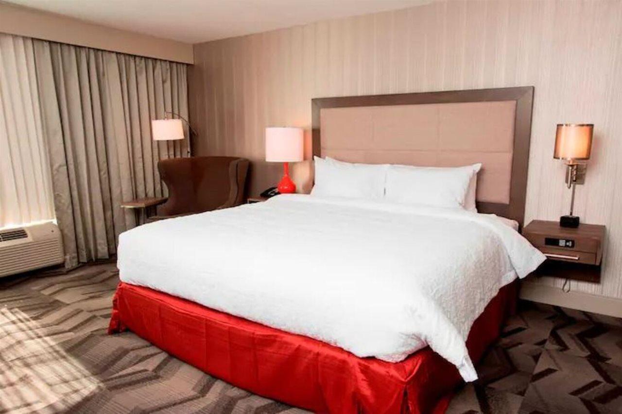 Hampton Inn & Suites By Hilton Тъндърбей Екстериор снимка
