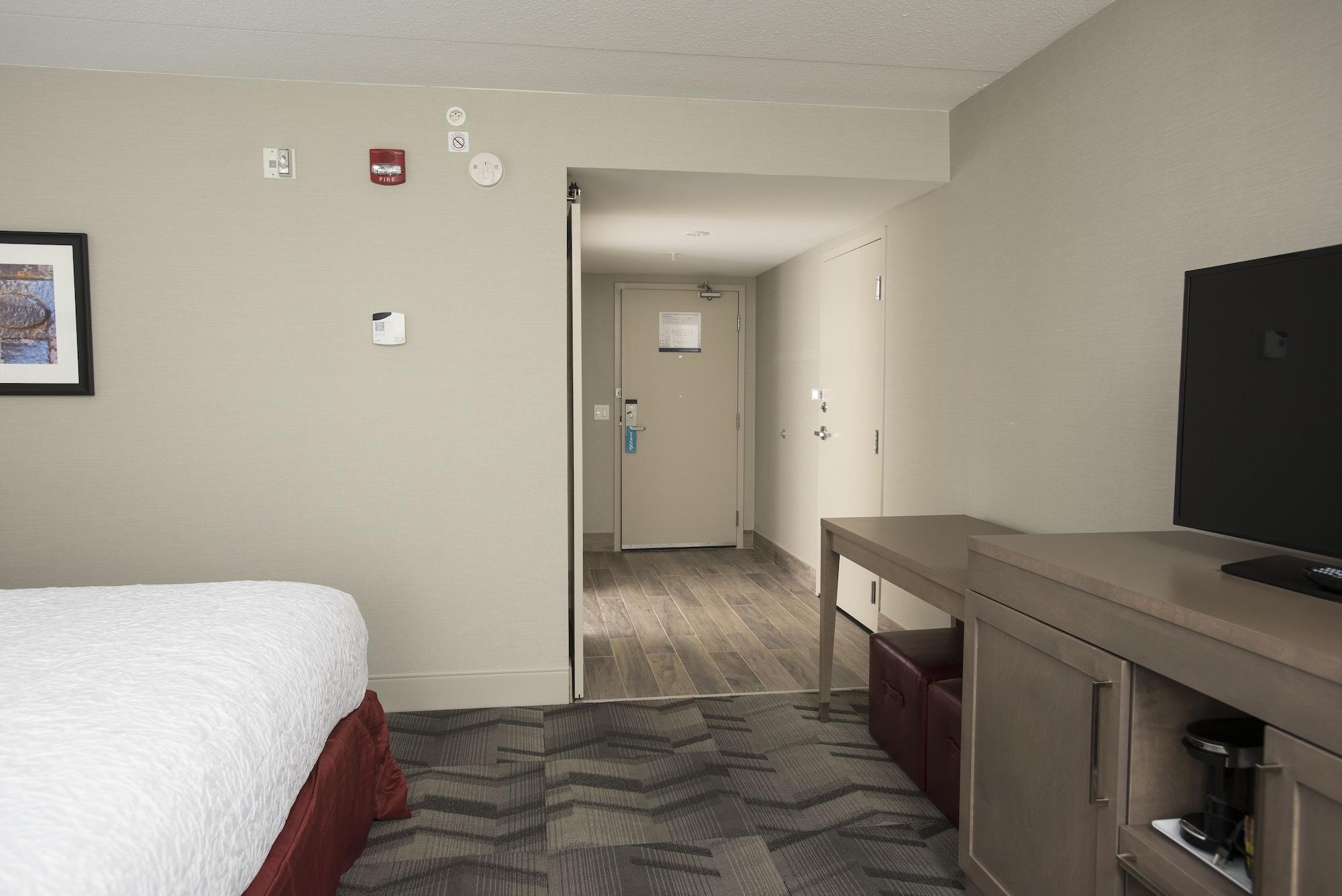 Hampton Inn & Suites By Hilton Тъндърбей Екстериор снимка