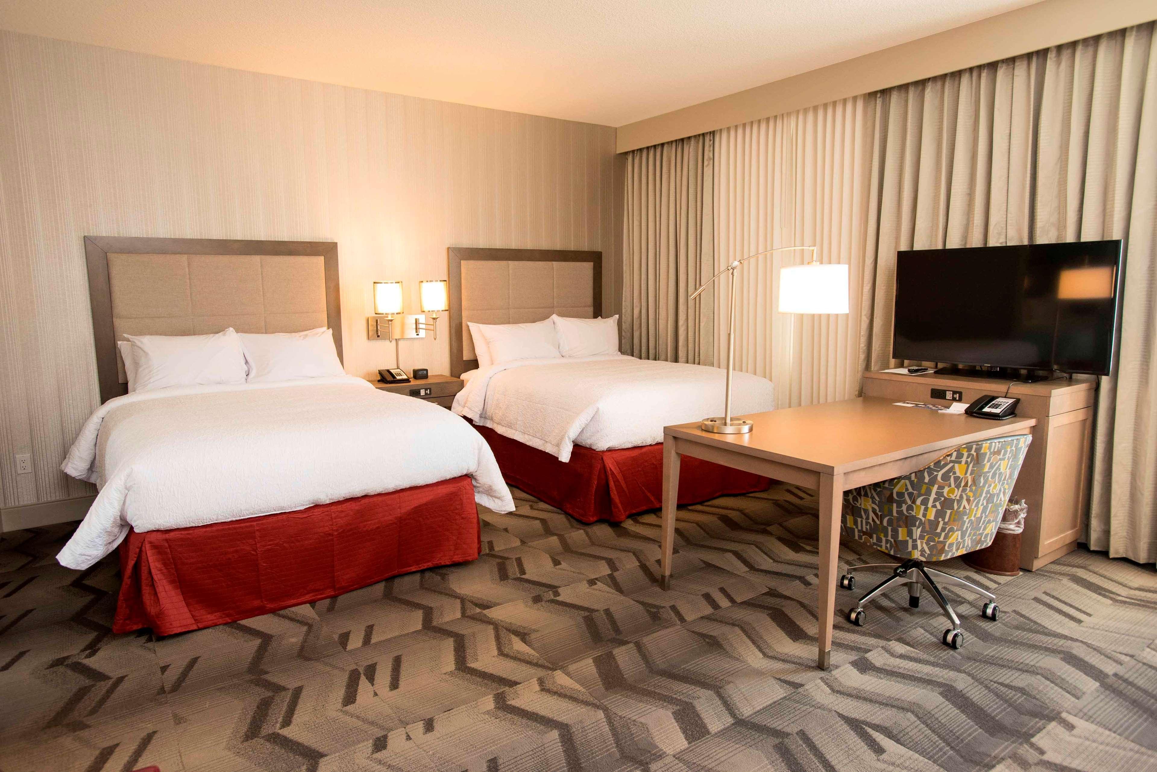 Hampton Inn & Suites By Hilton Тъндърбей Екстериор снимка