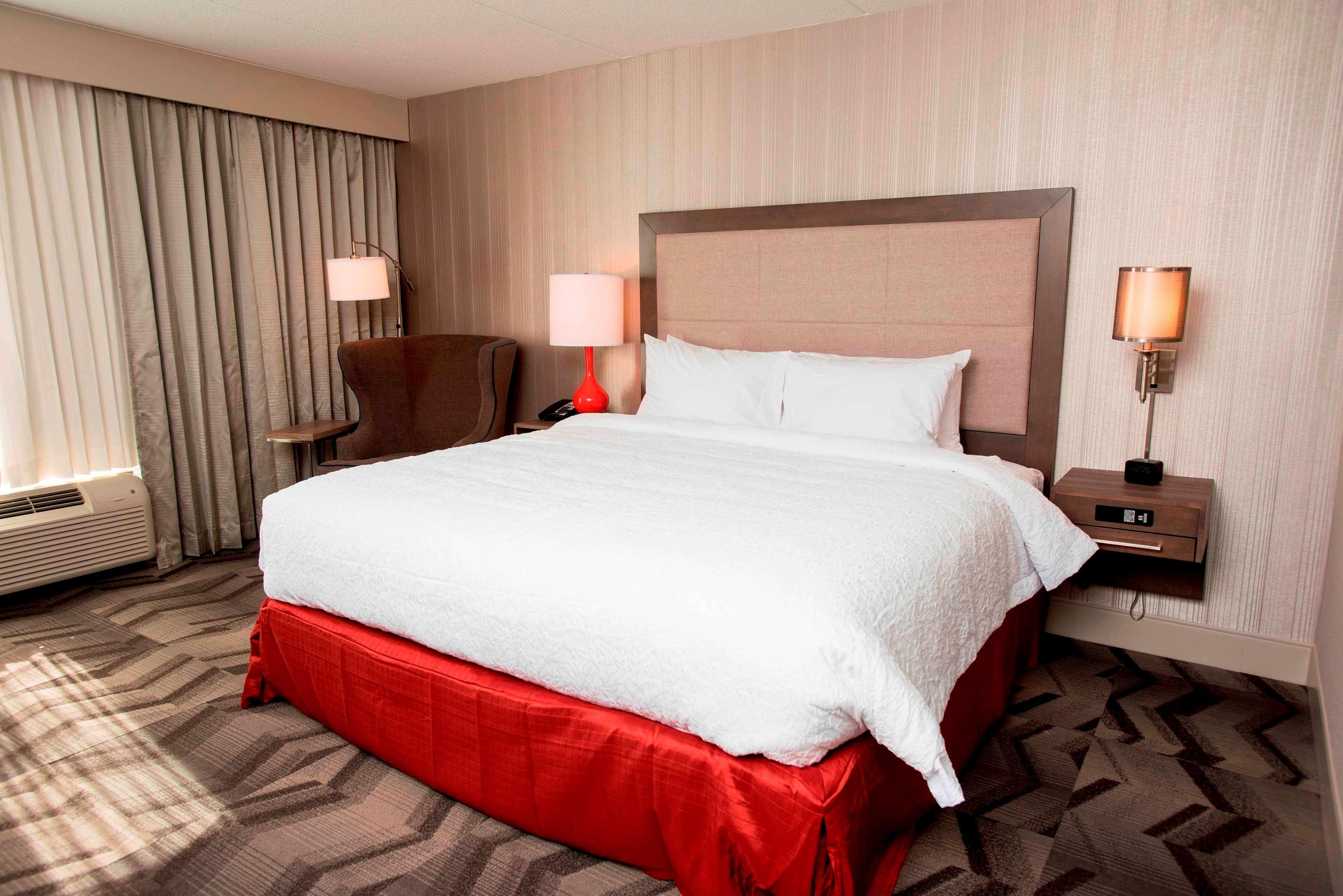 Hampton Inn & Suites By Hilton Тъндърбей Екстериор снимка