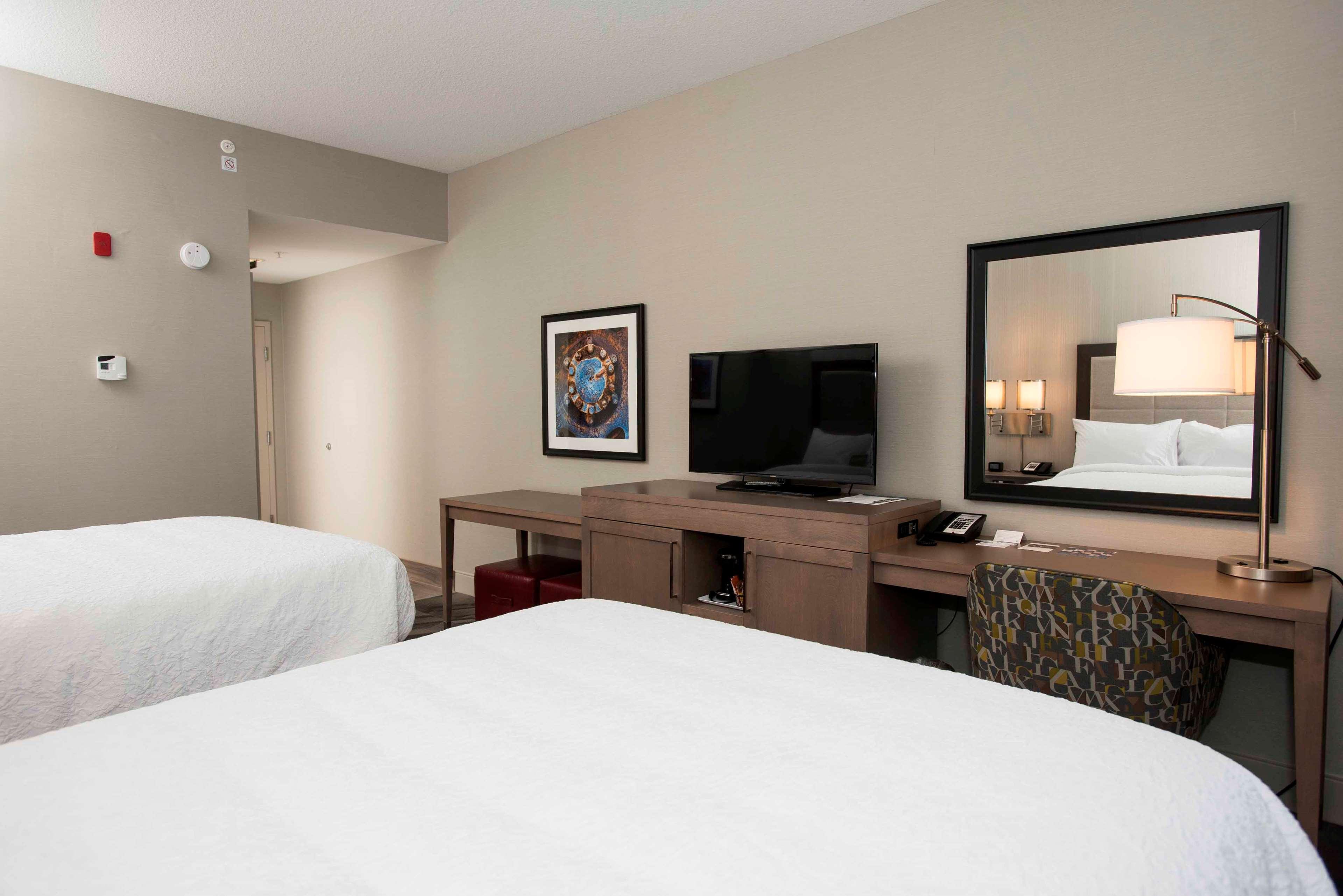 Hampton Inn & Suites By Hilton Тъндърбей Екстериор снимка