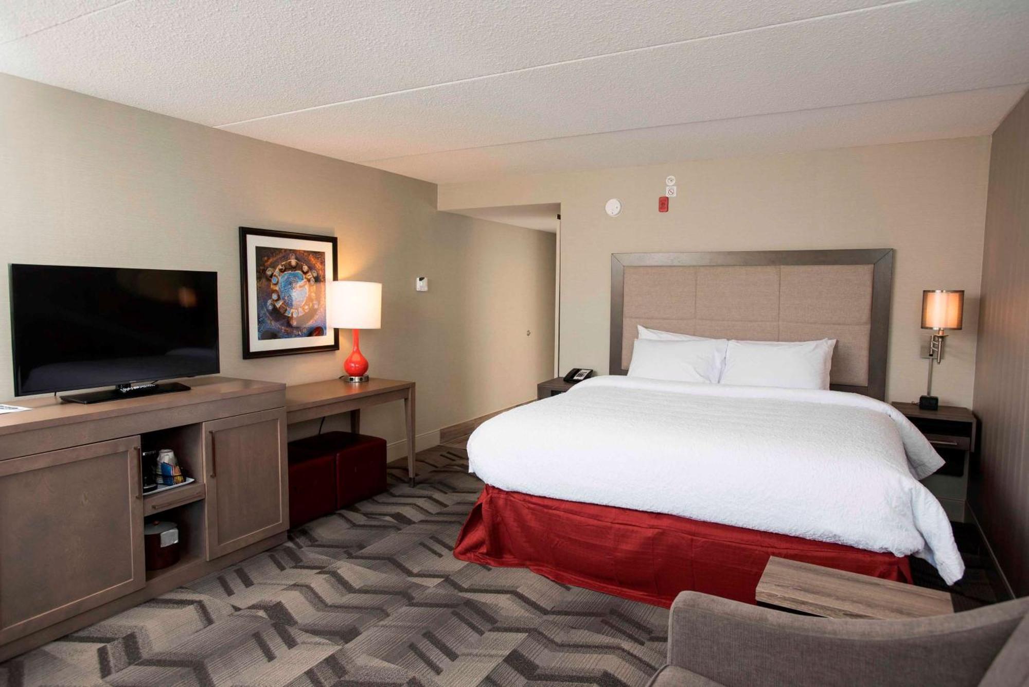 Hampton Inn & Suites By Hilton Тъндърбей Екстериор снимка