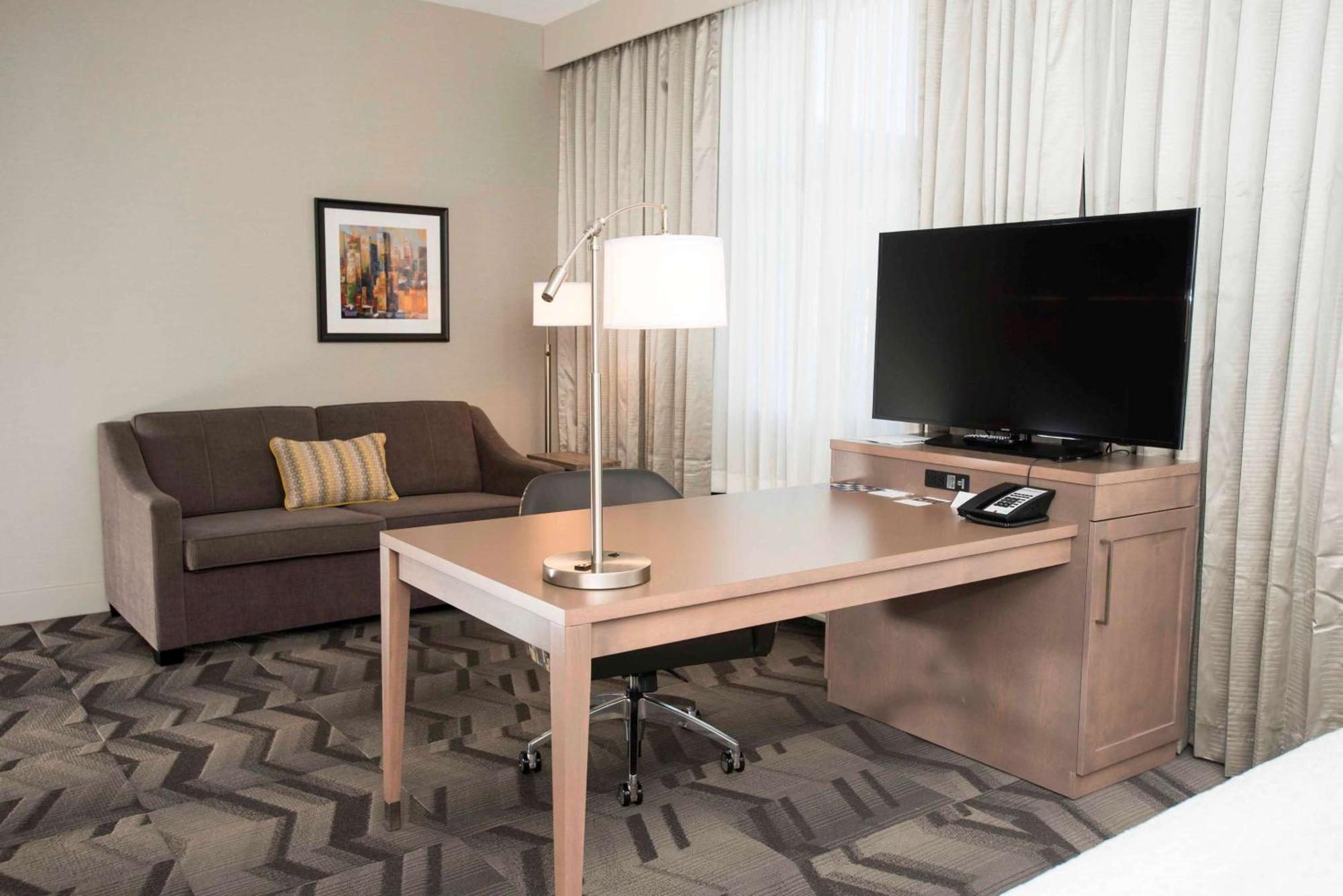 Hampton Inn & Suites By Hilton Тъндърбей Екстериор снимка