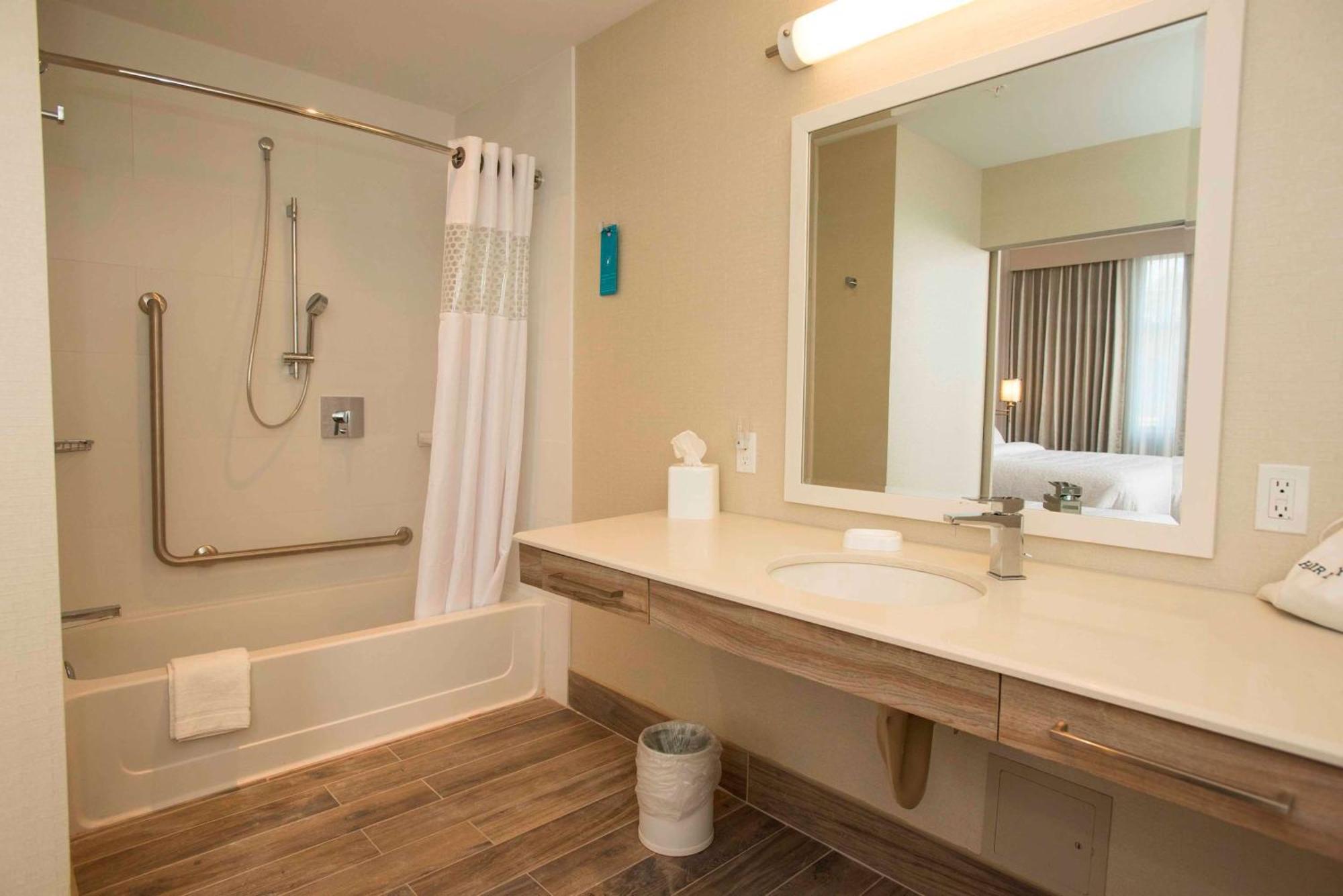 Hampton Inn & Suites By Hilton Тъндърбей Екстериор снимка