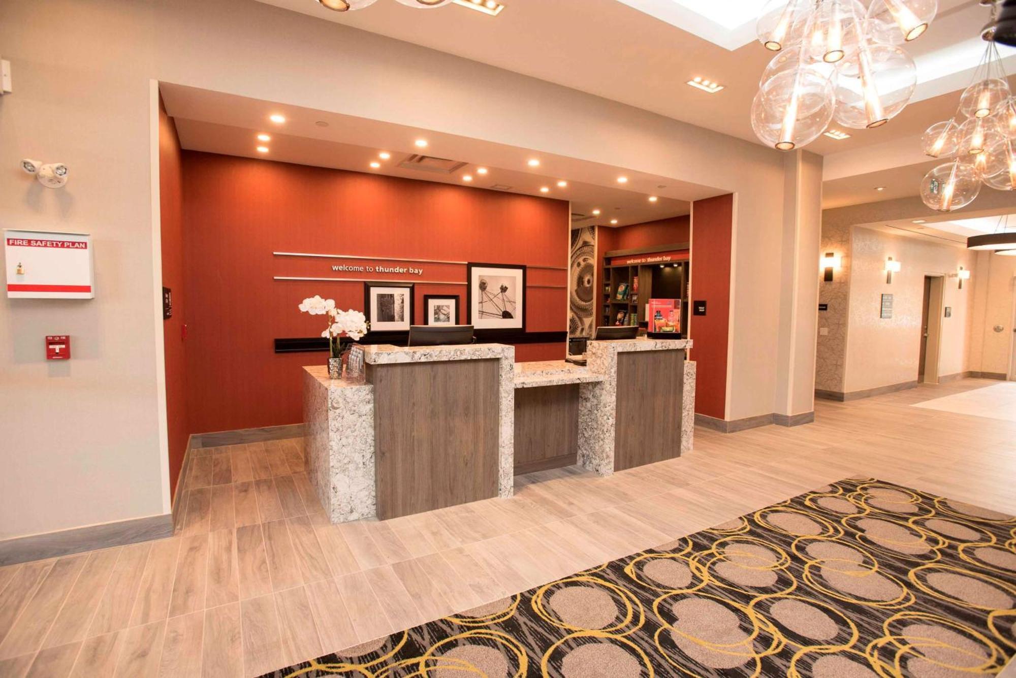Hampton Inn & Suites By Hilton Тъндърбей Екстериор снимка