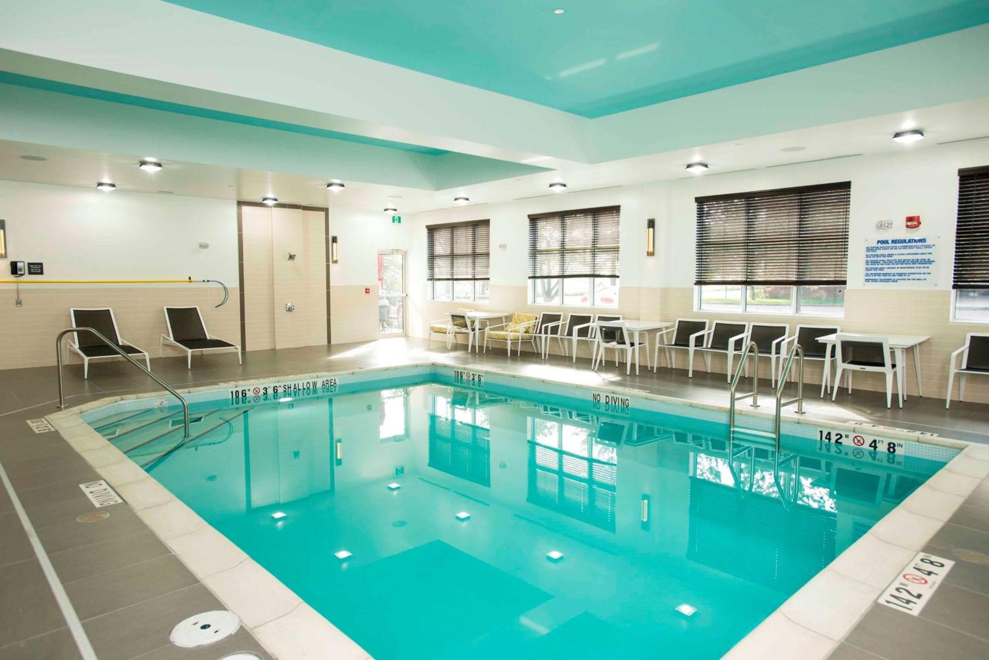 Hampton Inn & Suites By Hilton Тъндърбей Екстериор снимка
