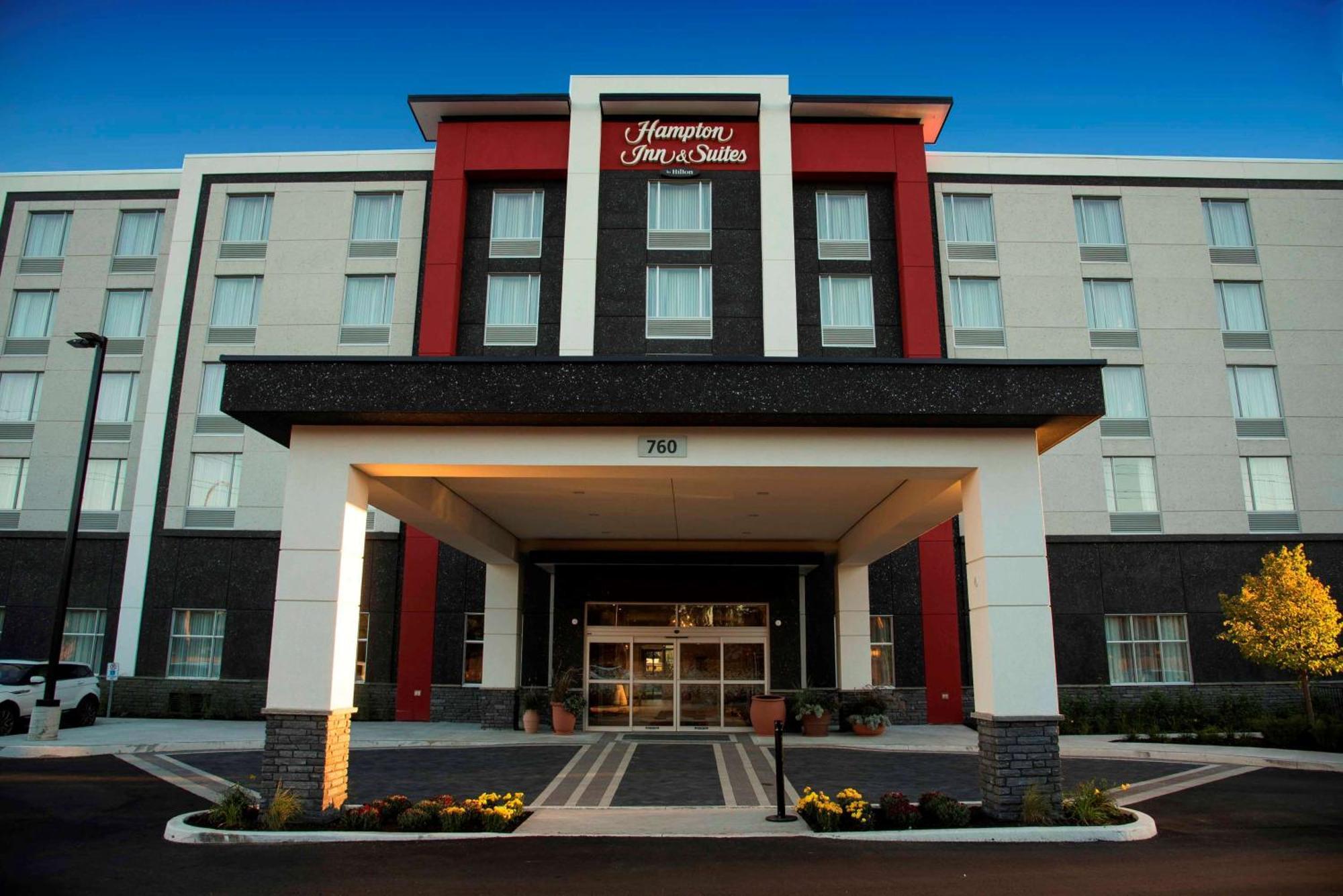 Hampton Inn & Suites By Hilton Тъндърбей Екстериор снимка