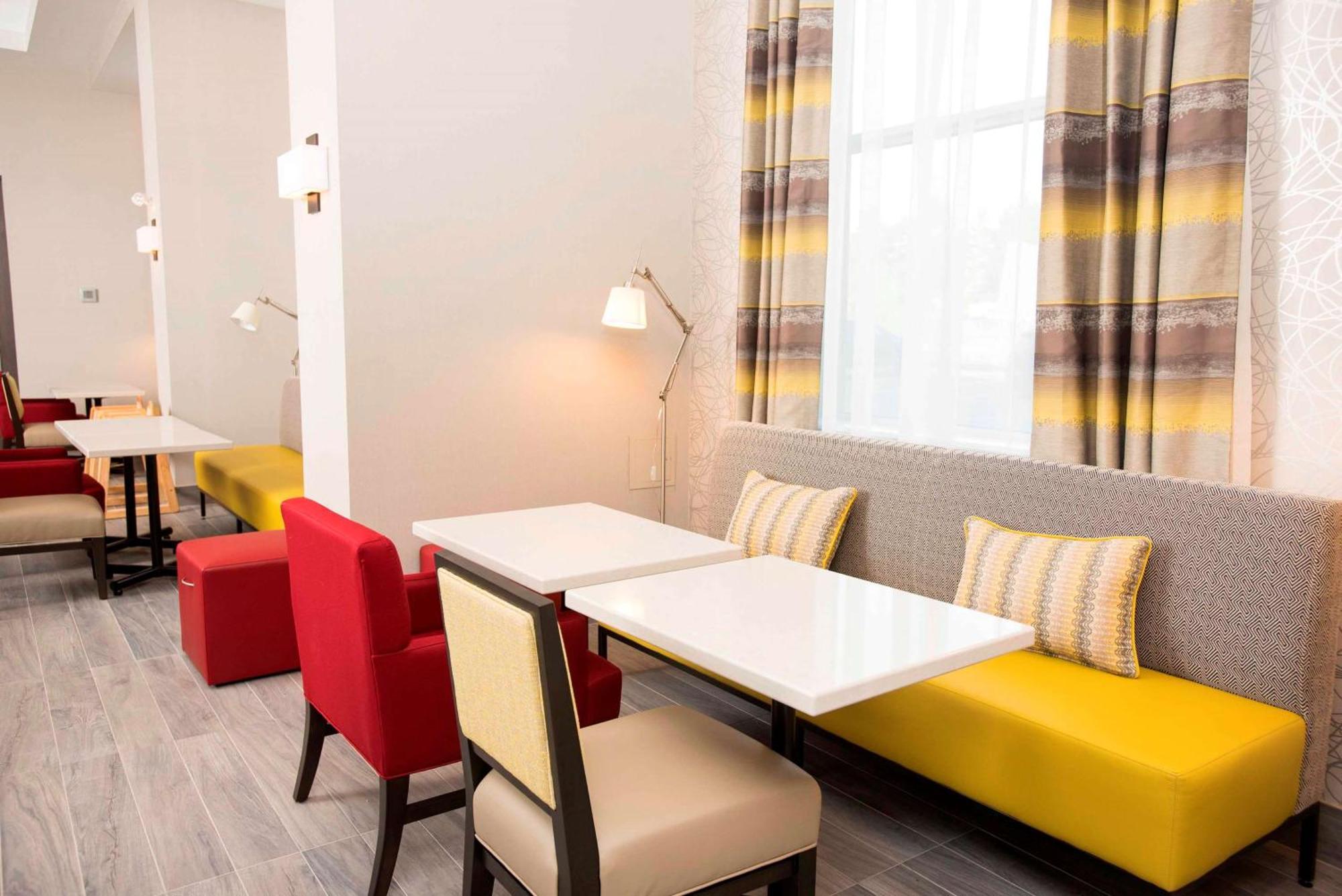 Hampton Inn & Suites By Hilton Тъндърбей Екстериор снимка