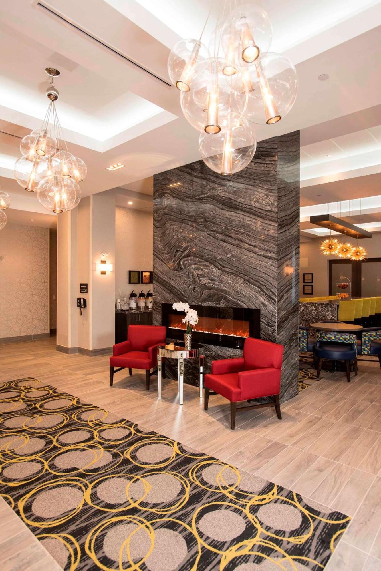 Hampton Inn & Suites By Hilton Тъндърбей Екстериор снимка