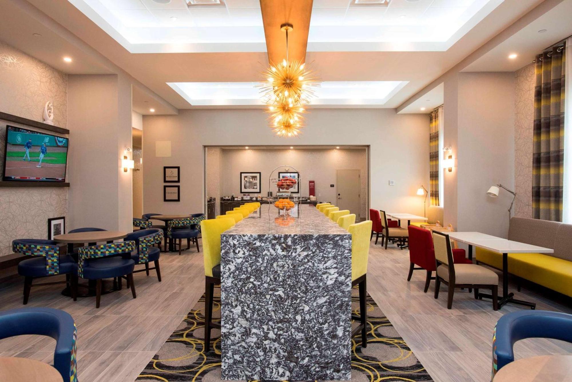 Hampton Inn & Suites By Hilton Тъндърбей Екстериор снимка