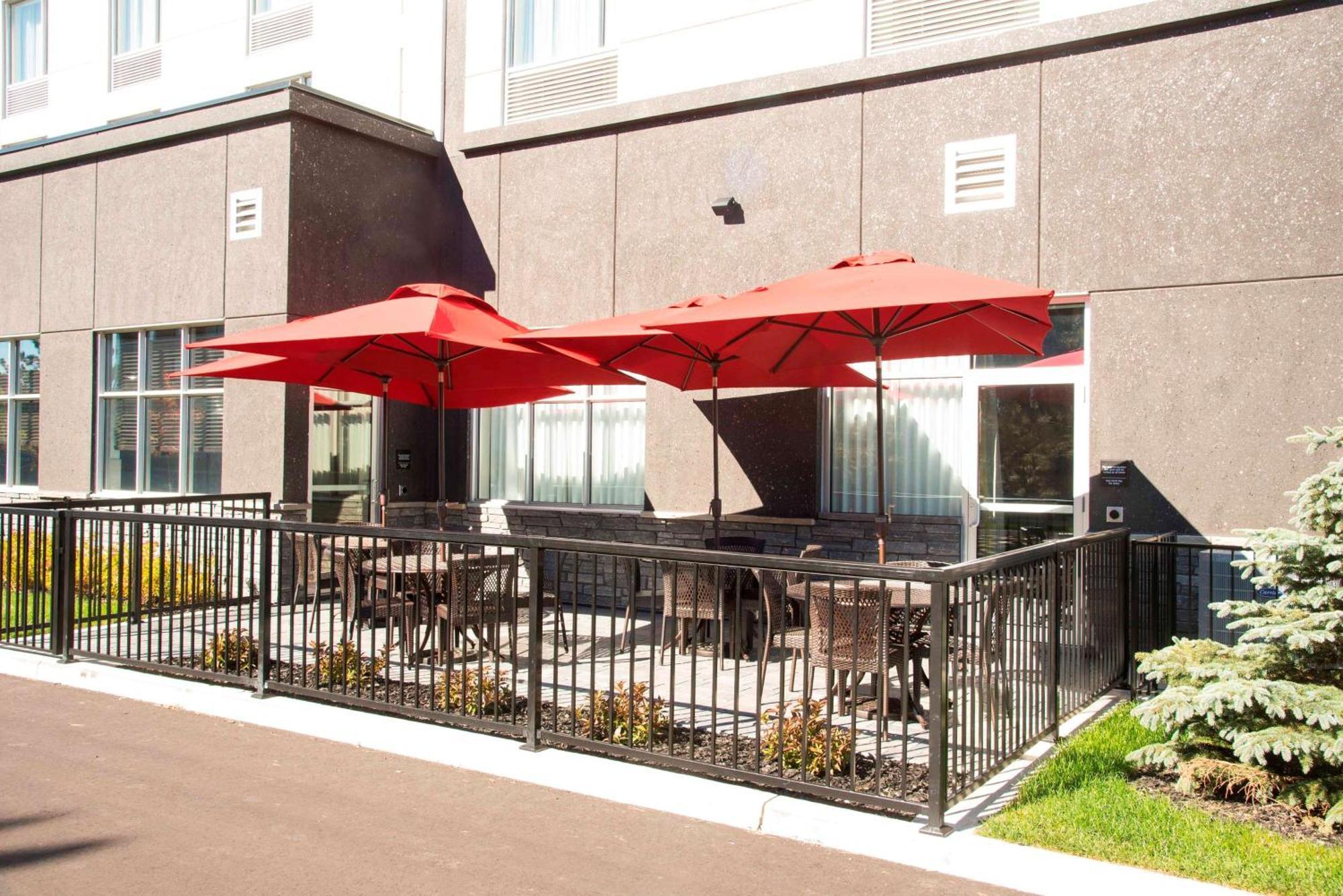 Hampton Inn & Suites By Hilton Тъндърбей Екстериор снимка