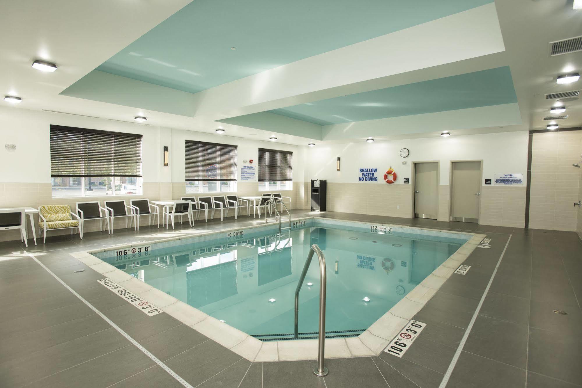 Hampton Inn & Suites By Hilton Тъндърбей Екстериор снимка